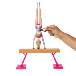 Mattel Canada Inc. Barbie® Gymnastic Playset with Blonde Gymnast Doll, C-Clip for Flipping Action, Balance Beam, Warm-Up Suit & Accessories Fashion